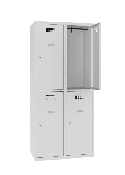 Ein lichtgrauer Fächerschrank mit zwei Abteilen und vier Fächern mit jeweils einer Tür. Im Schrank befinden sich Kleiderstangen mit Kleiderhaken. Die obere rechte Tür ist geöffnet, während der Schrank vor einem weißen Hintergrund steht.